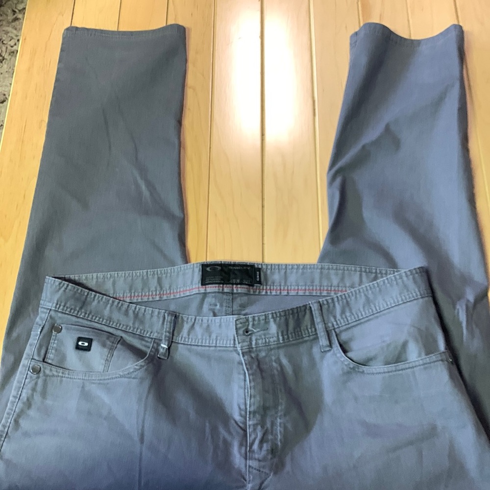 Men’s Oakley casual 5 pocket cotton pant. Used but good condition. 40-32